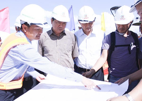 City secretary Dinh La Thang (L, 2nd) and deputy chairman Le Van Khoa (next right) inspect the progress of Tan Thuan tidal flood control project in District 7, HCMC on February 4 (Photo: SGGP)
