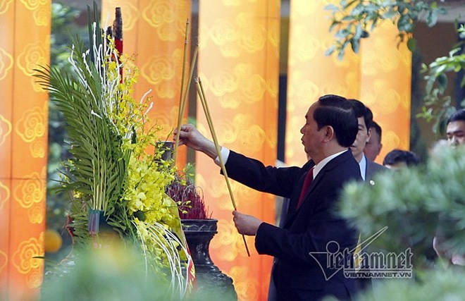 President Tran Dai Quang offers incense at the citadel (Source: http://vietnamnet.vn)