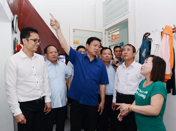 HCMC Party leader Dinh La Thang (blue shirt) visits a social housing project in Binh Duong province (Photo: SGGP)