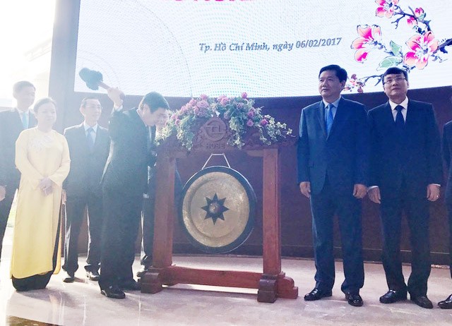 HCMC People’s Committee chairman Nguyen Thanh Phong beating the gong at Hose on February 6 (Photo: SGGP)