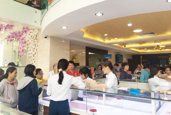 Fortune seekers queue for buying gold at SJC jewelry trading center in Nguyen Thi Minh Khai street, District 3, HCMC on February 6th (Photo: SGGP)