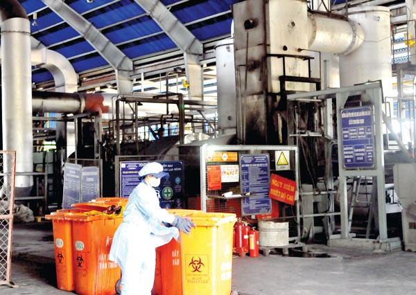 Treating waste at a factory (Photo: SGGP)