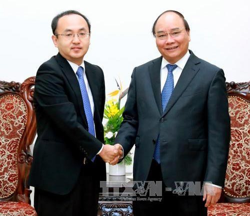 Vietnamese Prime Minister Nguyen Xuan Phuc (R) and chief representative of JETRO in Vietnam Atsusuke Kawada (Photo: VNA)