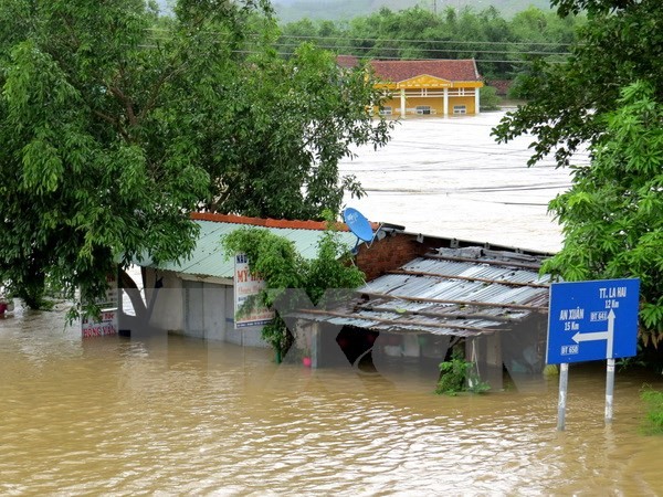 Hundreds of houses, schools and companies in the central province of Phu Yen are submerged in flood (Photo: SGGP)
