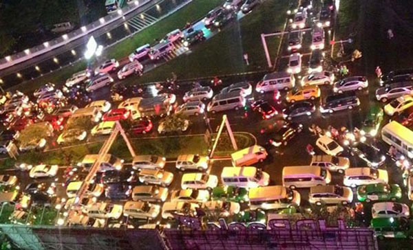Traffic jam has regularly occured in streets near Tan Son Nhat Airport Area (Photo: SGGP)