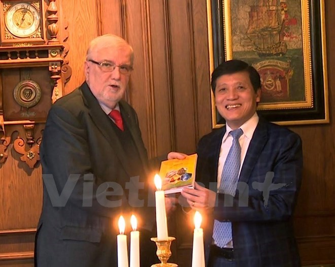 Ambassador Truong Manh Son (R) presents a book on Vietnam's investment policy to President of the Czech Confederation of Industry and Transport Jaroslav Hanak (Photo: VNA)