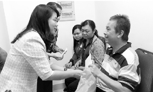 City’s Labor Union Chairwoman Ms. Tran Kim Yen gives gifts to poor laborers on occasion of Tet holiday (Photo: SGGP)