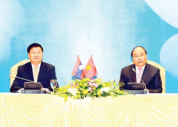 Vietnamese Prime Minister Nguyen Xuan Phuc (R) and Lao Prime Minister Thongloun Sisoulith at a press conference.