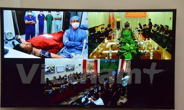 Vietnamese doctors help with the diagnosis of a patient in Cambodia via the telemedicine system. (Photo: VNA)