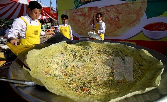 Making a giant pan cake. Illustrative image (Source: VNA)