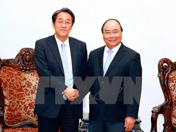 Vietnamese Prime Minister Nguyen Xuan Phuc (R) and Japanese Ambassador to Vietnam Kunio Umede (Photo:VNA)