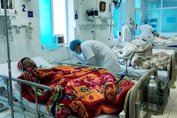 Victims of the mass poisnoning in Lai Chau are being treated in local infirmary (Photo: SGGP)