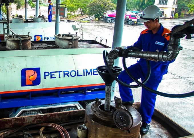 A worker pumps fuel. Petrolimex is one of the most anticipated listings in 2017. (Photo: VNA )