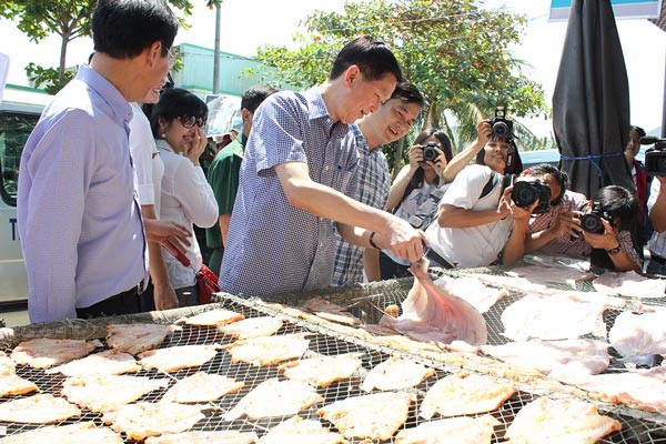 Deputy Chairman Tuyen studies dried fish process in Can Gio (photo: SGGP)