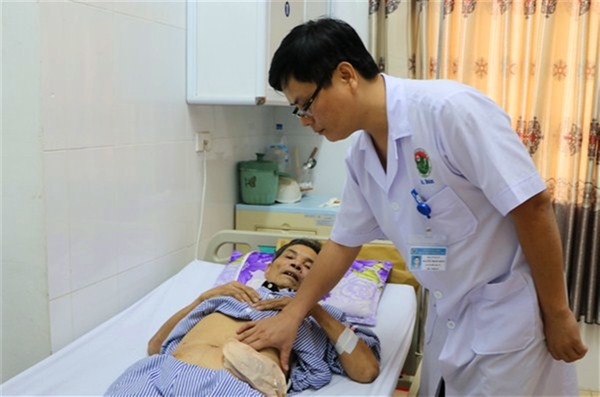 The patient recovers after teh operation (Photo: SGGP)