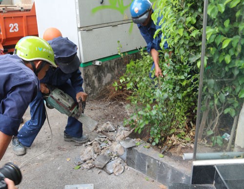 Flower bed in the Center for Political Education on Nguyen Trai Street was demolished (Photo: SGGP)
