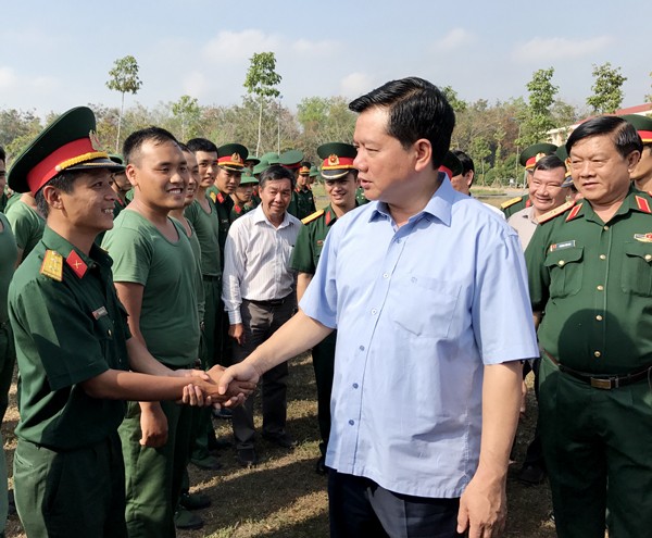 Secretary of the Ho Chi Minh City Party Committee Dinh La Thang visits soldiers of the Cadet School under the HCM City High Command in Cu Chi District. (Photo: SGGP)
