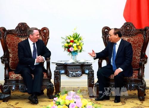 Vietnamese Prime Minister Nguyen Xuan Phuc (R) and Britain's Secretary of State for International Trade and the Northern Ireland Liam Fox at the meeting.