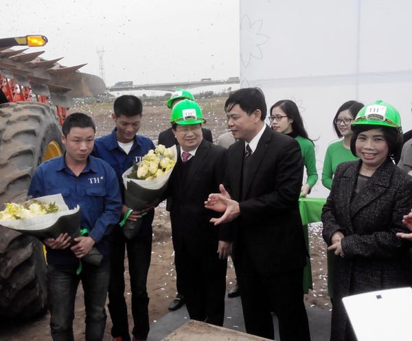 Deputy Prime Minister Trinh Dinh Dung (C) at the groundbreaking ceremony of the hi-tech agricultural project of TH Group in Thai Binh province on February 24th (Photo: SGGP)