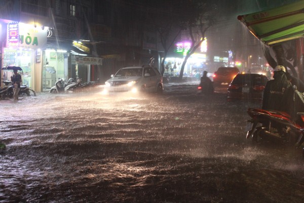 Nguyen Thien Thuat street flooded during a recently heavy rain in District 3, HCMC (Photo: SGGP)