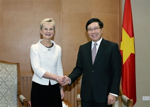 Deputy Prime Minister and Foreign Minister Pham Binh Minh (R) and Elisabeth Nilsson, Governor of Sweden’s Ostergotland region (Source: VNA)