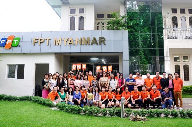 Staff of FPT Myanmar pose for a photo (Source: FPT)