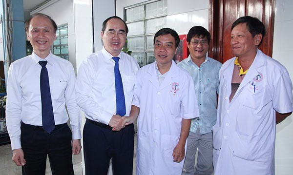Chairman of Vietnam Fatherland Front Central Committee Nguyen Thien Nhan (the second person from left) visits doctors and medical officials at some hospitals of the city.