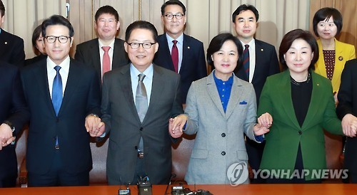 Rep. Choung Byoung-gug of the Bareun Party (L), Rep. Park Jie-won of the People's Party (C-L), Rep. Choo Mi-ae of the Democratic Party (C-R) and Rep. Sim Sang-jung of the Justice Party pose for a photo at the National Assembly in Seoul on Feb. 28, 2017. (Yonhap)