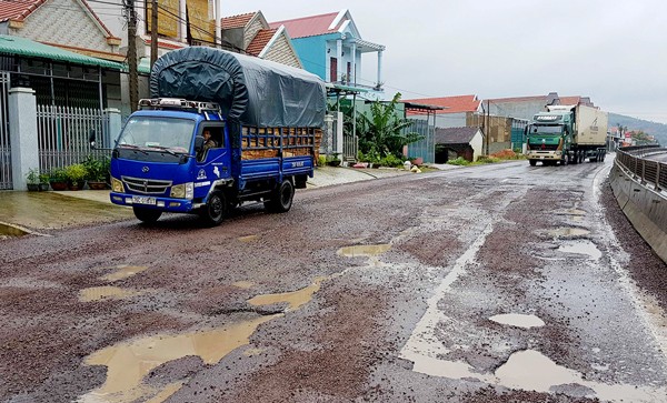 A downgraded stretch of National Highway 1A in the central province of Binh Dinh (Photo: SGGP)