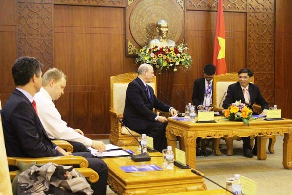 Chairman of Khanh Hoa province People’s Committee Le Duc Vinh receives ambassador Matthew J. Matthews on February 27 (Photo: SGGP)