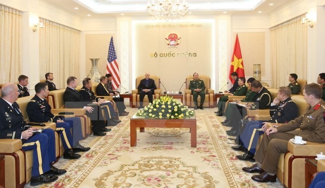 The meetings between Deputy Chief of the General Staff of the Vietnam People’s Army Pham Ngoc Minh and a delegation of the US Army Command and General Staff College (Photo: VNA)