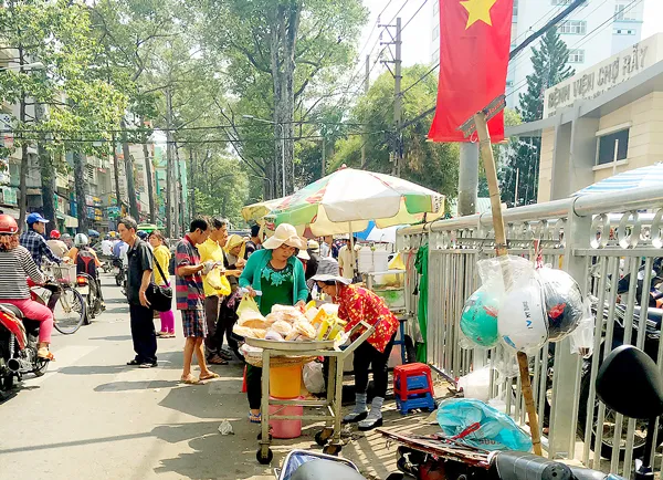 Gian truân giữ vẹn vỉa hè