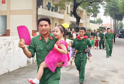 Lớn lên, cháu theo chú bộ đội!