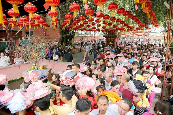 Tấp nập mùa hành hương