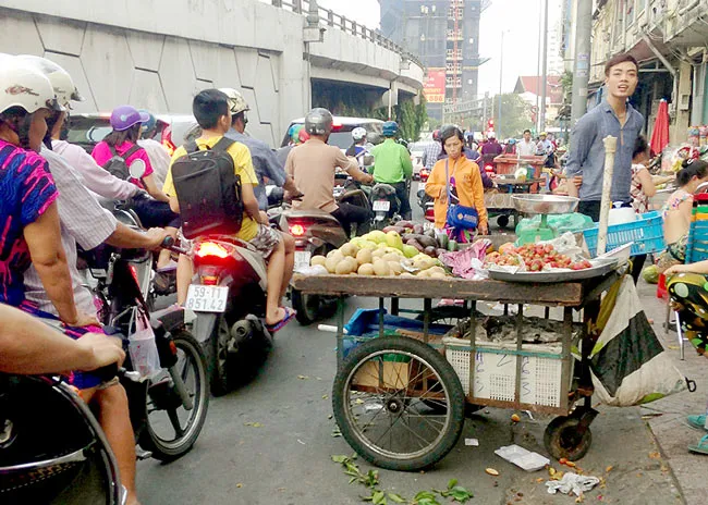 Xe đẩy hàng rong chiếm đường