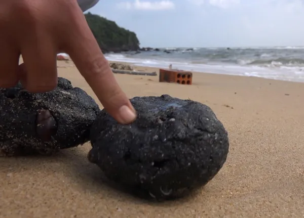 Quảng Nam: Phát hiện nhiều dầu vón cục trôi dạt vào bãi biển