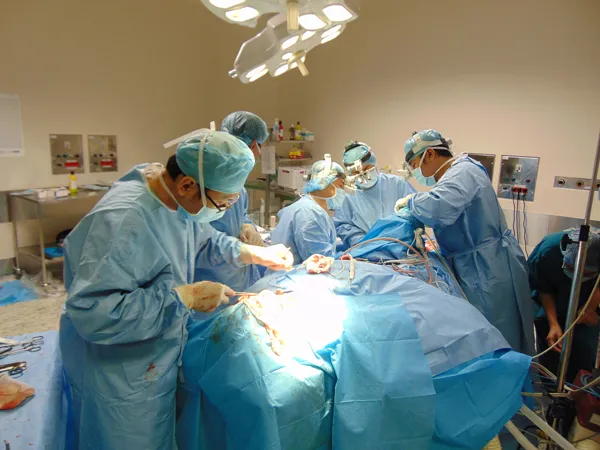 Tái tạo xương hàm mặt bằng vi phẫu thuật ghép vạt xương mác dưới chân