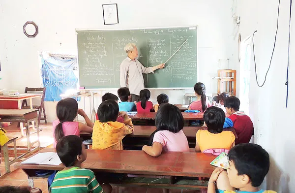 Lớp học tình thương của vợ chồng ông giáo già