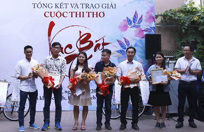 Sinh viên năm 4 đoạt giải nhất cuộc thi thơ Lục bát ảnh 2