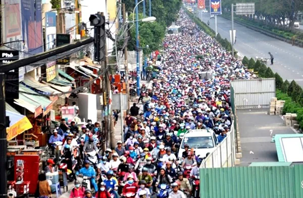 Thi công hầm chui An Sương, kẹt xe kéo dài