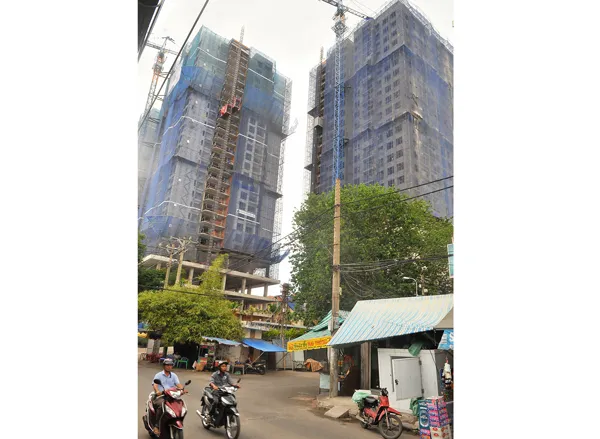 Xây cao ốc trong hẻm, dân đi đường nào?