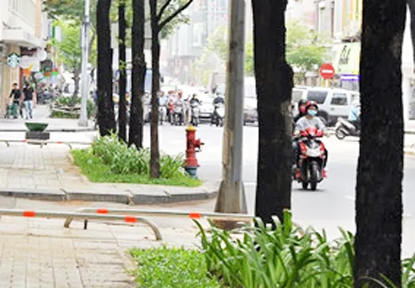 Văn hóa giao thông nhìn từ rào chắn