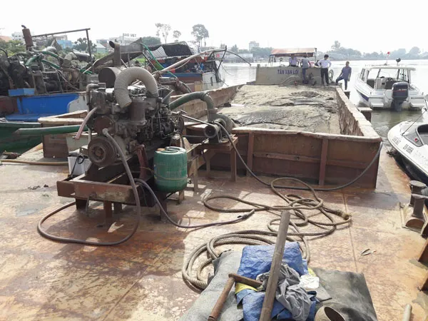 Bắt sà lan hút cát  lậu trên sông Đồng Nai