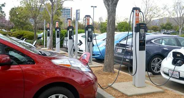 Xe ô tô điện “tuyên chiến” với giá dầu