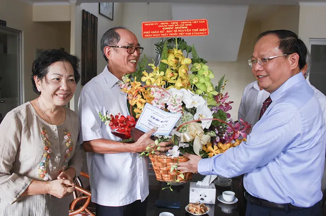 Đồng chí Tất Thành Cang thăm thầy thuốc lão thành ảnh 3