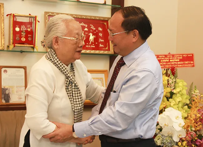 Đồng chí Tất Thành Cang thăm thầy thuốc lão thành