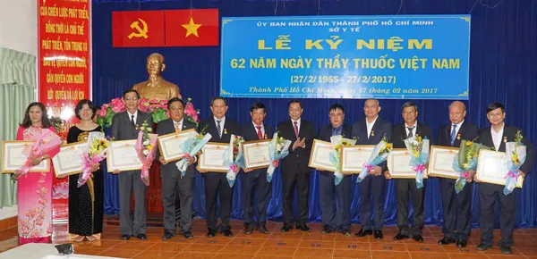 Trao thưởng các tập thể, cá nhân có thành tích xuất sắc trong phong trào y tế