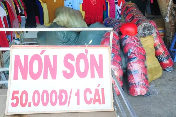 Bắt quả tang một cơ sở sản xuất, kinh doanh nón bảo hiểm "dỏm"