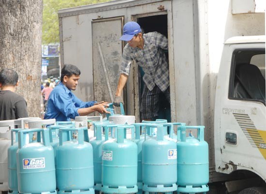 March retail gas price reduces VND4,500 a 12 kilogram cylinder over February (Photo: SGGP)