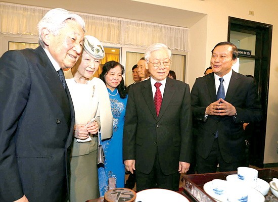 Vietnamese Party Chief and his wife chaired a warm friendly meeting to welcome Japanese Emperor and Empress